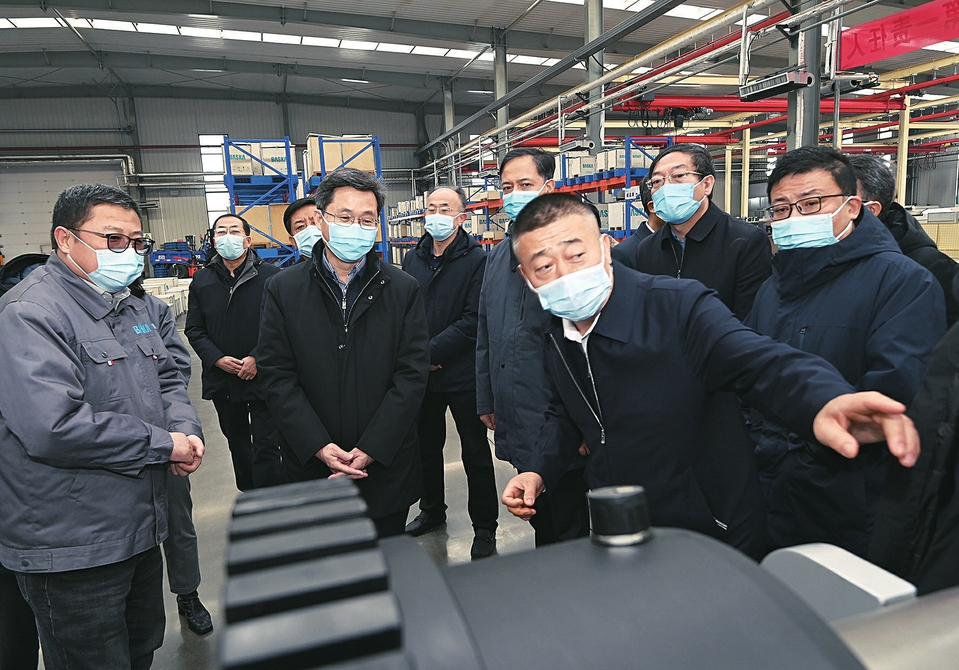 二月十五日，省委书记蓝佛安走进365国际彩票下载_365名品汇推荐码多少_be365官网经济技术开发区巴什卡机械制造公司车间察看生产装配工序。史晓波摄