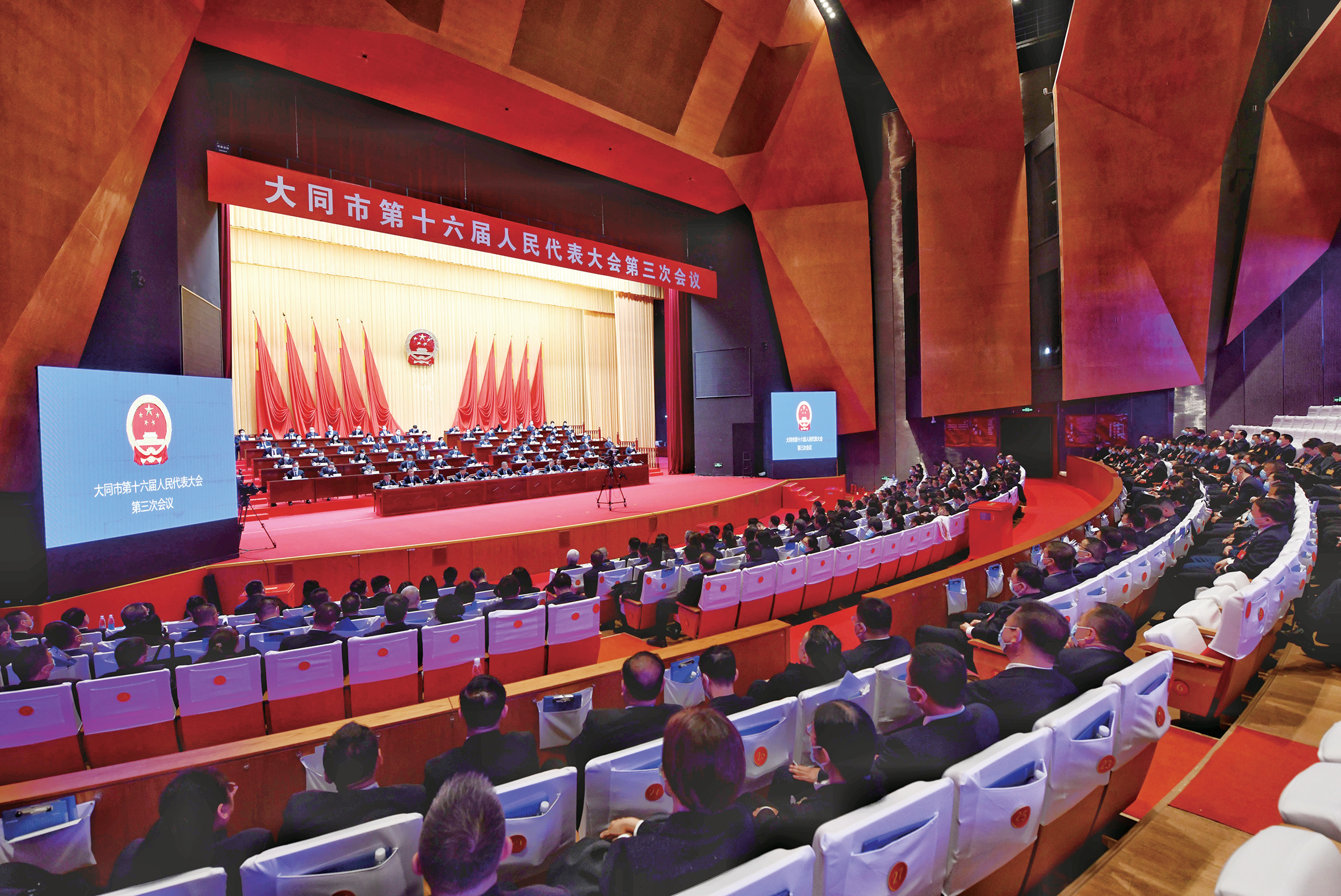 3月22日，365国际彩票下载_365名品汇推荐码多少_be365官网市第十六届人民代表大会第三次会议在365国际彩票下载_365名品汇推荐码多少_be365官网大剧院胜利闭幕。李冬宾摄